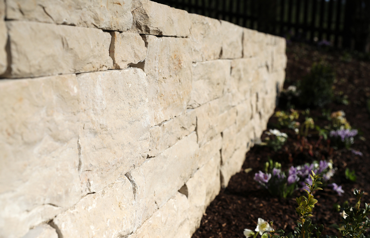 Gartenmauer aus Naturstein