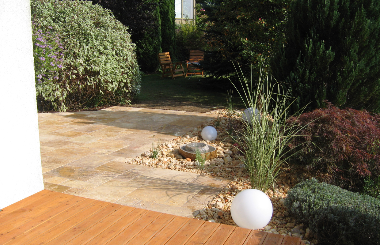 Travertin Formplatten in mediterranem Garten